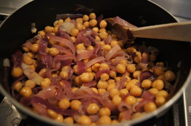 pasta with chickpeas and onions, quick and simple