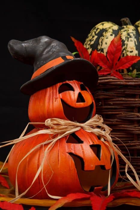 From ghostly ghouls to creepy crawlies, these Halloween home decoration ideas will send shivers down your guests' spines